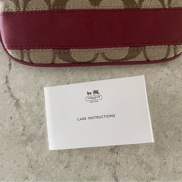 BNWT Coach Signature Small Wristlet Pouch Wallet Cranberry/Khaki - Picture 6 of 8